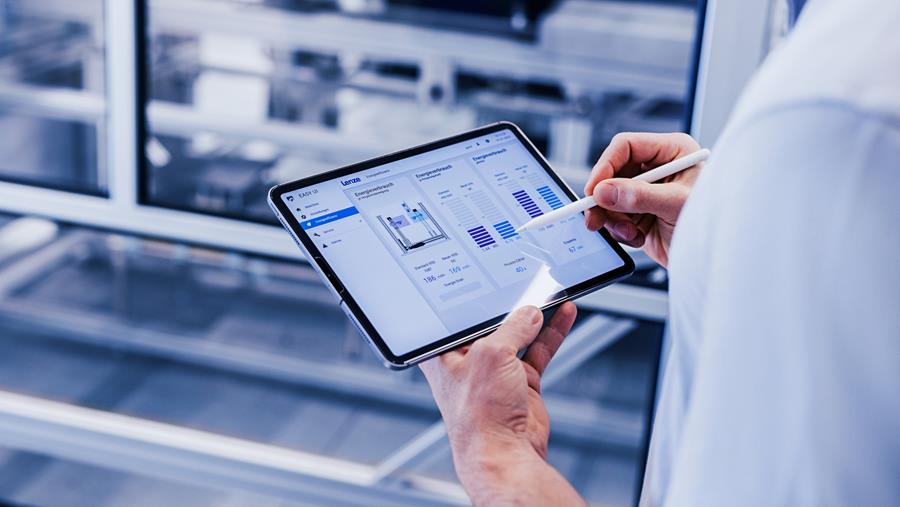 Medewerker bekijkt productiegegevens op een tablet in de fabriek.