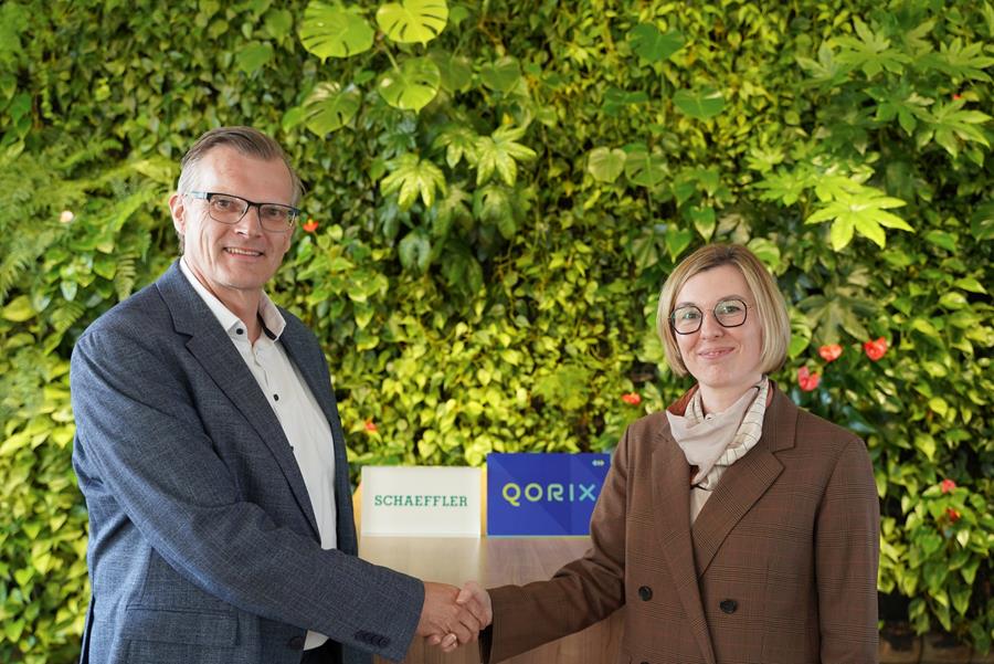 Gerd Winkler, Head of Strategy Software-Defined Vehicles bij Schaeffler, en Caroline Pastjan, Vice President Revenue bij Qorix, bezegelen de samenwerking tussen beide bedrijven (van links naar rechts)