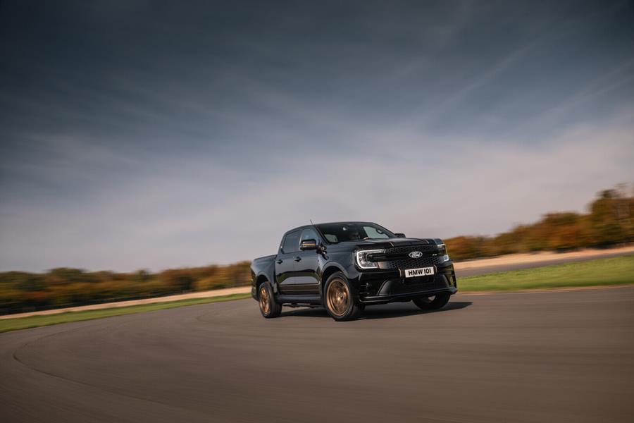 De Ford Ranger MS-RT Champion Edition op de testbaan, met de specifieke gouden accenten en 21-inchvelgen
