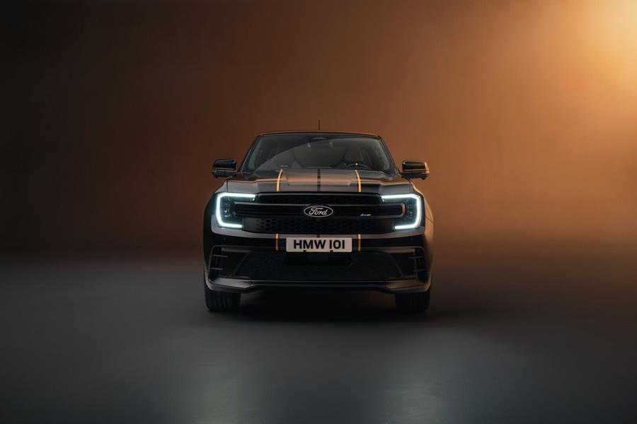 De zwarte koetswerkkleur Agate Black, gouden details en specifieke voorbumper onderscheiden de Champion Edition