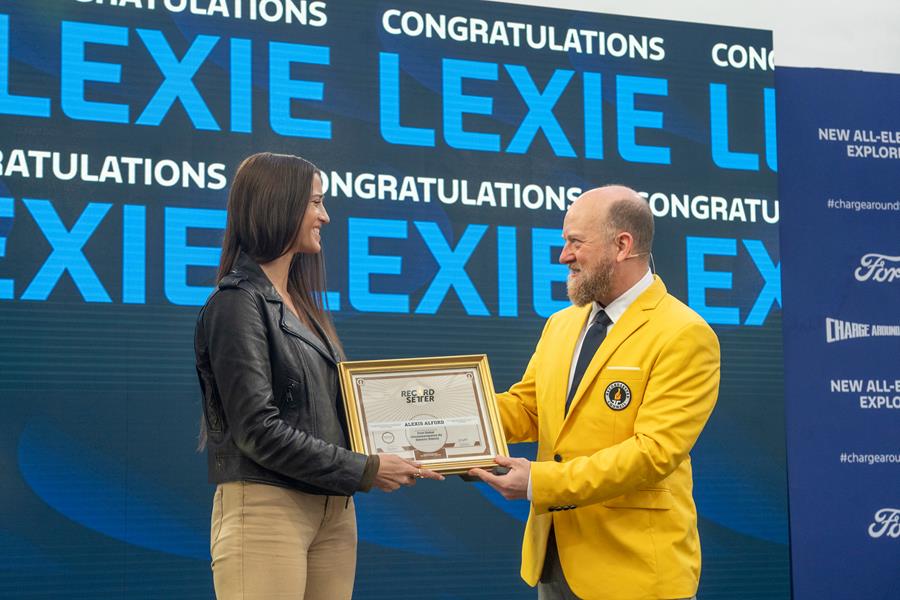 Lexie Alford voltooit recordrit rond de wereld3